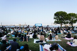 目の前に海が広がる臨港パークの広大な芝生広場で、『バック・トゥ・ザ・フューチャー』を上映