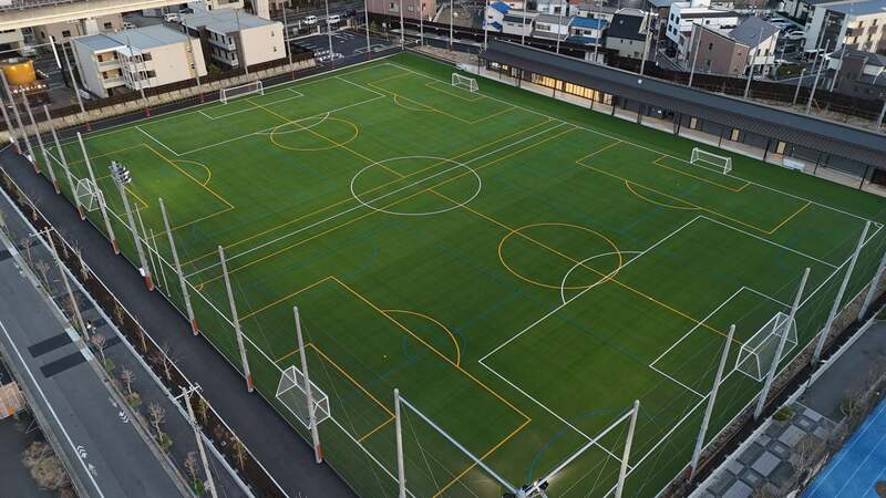 青々とした人工芝が広がる多目的広場。足への負担も少なく多目的に利用できる