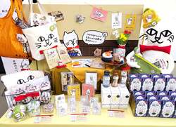 【夢ぷらざ】店頭に「まるにゃん」グッズを並べた『まるにゃんのおへや』を再現