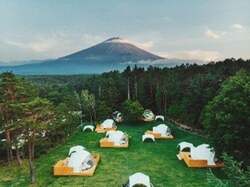 「世界初の注目スポットが富士山麓にオープン　7種のラケットスポーツが屋内体験できる」の写真