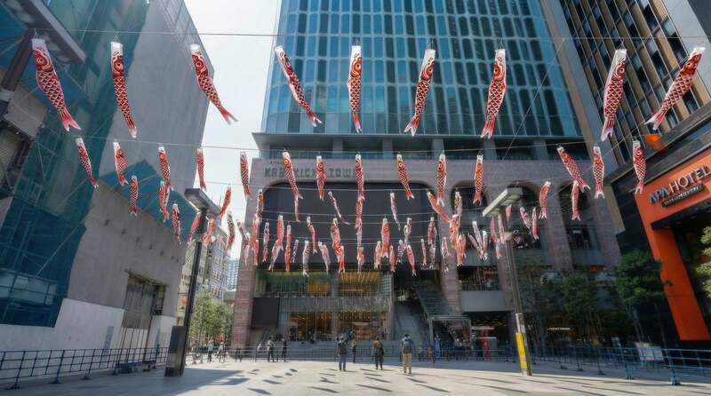 歌舞伎町の空を彩る、隈取りデザインのユニークな鯉のぼり