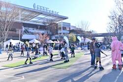 「参加無料！人気のスケートや鬼ごっこに挑戦　流山おおたかの森で親子向け体験イベント」の写真