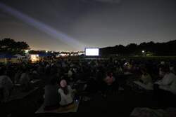 夜空の下で映画鑑賞