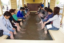 この地で湧出する田沼温泉が源泉の足湯