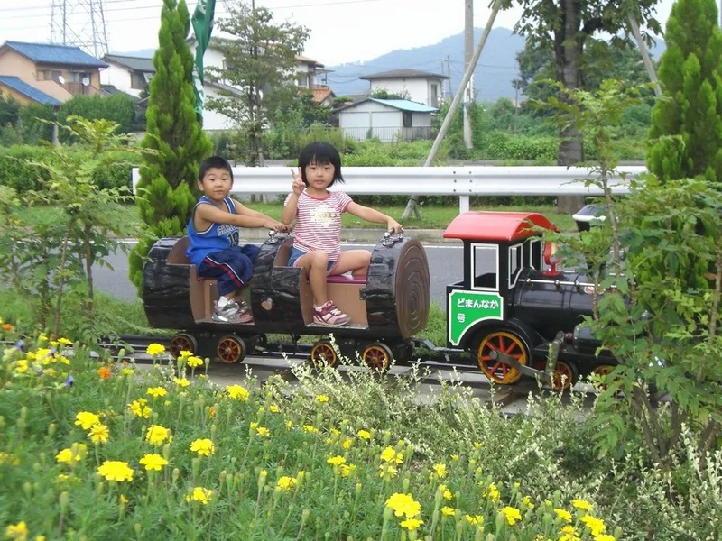 緑も美しい庭園の周囲をぐるっと巡る「どまんなかミニSL」（有料）