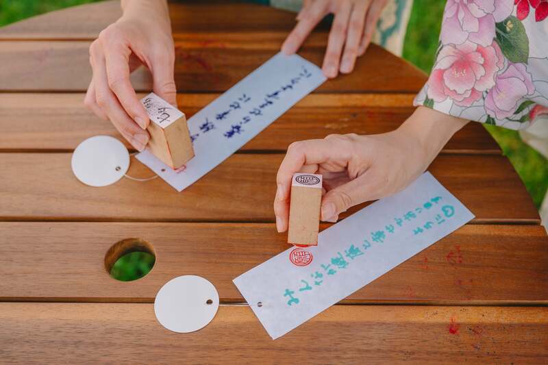 短冊に願いごとを書いて、スカイランタンと一緒に浮かべる