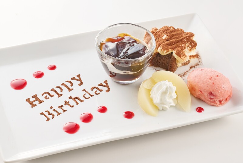 「アニバーサリープレート」（※メッセージは「Happy Anniversary」「Happy Birthday」から選択）