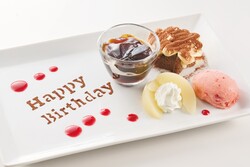 「アニバーサリープレート」（※メッセージは「Happy Anniversary」「Happy Birthday」から選択）