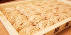「つけ麺スープ×カレーが合体！三田製麺所の「三田のラーカレ」が5月限定で登場」の写真