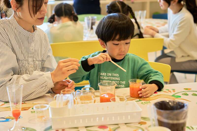 ブレンド体験の様子　※作ったジュースは、持ち帰りはできません