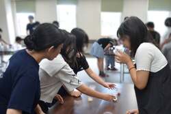 微生物の性質を学ぶ実験の様子