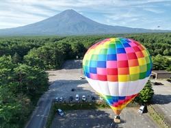 「2歳以下無料！　富士山の絶景熱気球体験が山梨県富士河口湖町・富士吉田市で開催」の写真