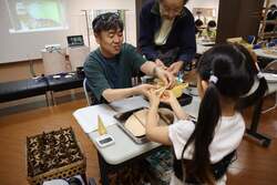 養蚕体験ワークショップの様子（2025年撮影）