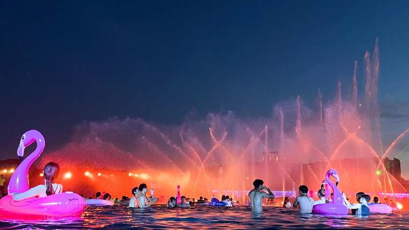 ナイトプール仕様の噴水ショー
