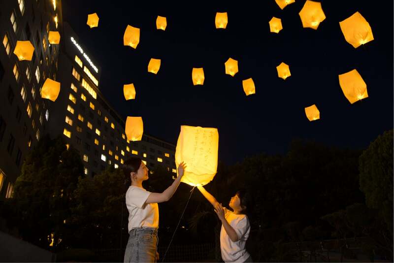一斉に放たれたランタンが夜空を彩る
