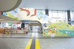 1階到着ロビーの復興応援アート「あかるいみらい」と立体モニュメント