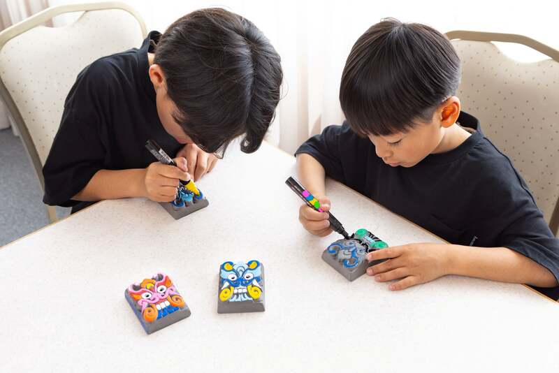ミニ鬼瓦にマーカーで絵付けできるワークショップ