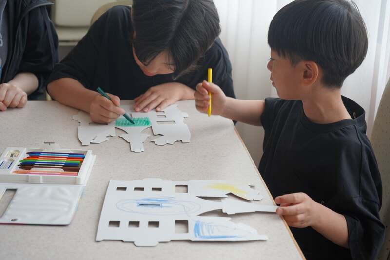 段ボール貯金箱づくり。気軽にチャレンジできるクラフト体験