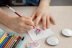 缶バッジづくりでは、好きな絵柄を選んで色付けができる