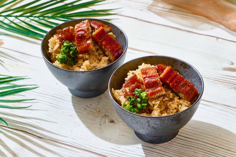 炙りうなぎをのせた炊き込みご飯