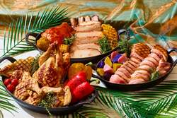 BBQポークスペアリブや鴨胸肉のグリルなど、豪快な肉料理が並ぶ