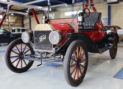 約110年前の米国製旧車「T型フォード」も来園
