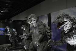 歴代ゴジラ立像を一挙展示