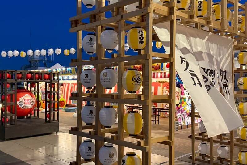 屋上に広がる、お祭りのにぎわい。日常を忘れて楽しむ、特別なBBQ体験