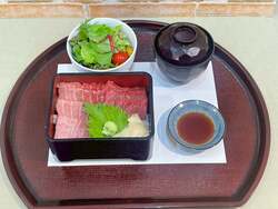 本マグロ重　3,300円（サラダ・味噌汁付き）