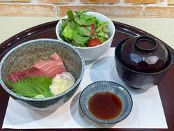 本マグロのミニ丼セット　2,000円  サラダ・味噌汁付き