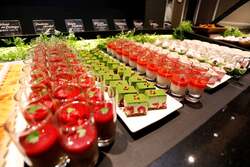 「手作りジェラート18種＋夏デザートが食べ放題！　焼肉「プレミアムカルビ」に夏の新作」の写真