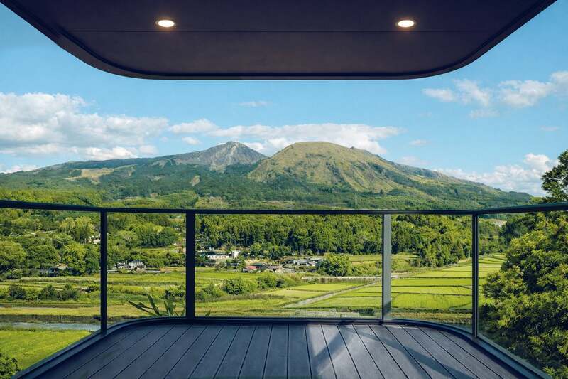 Spa Cabin Suite の一室から望む阿蘇山