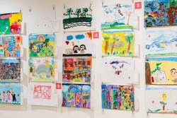 「子供の絵画を無審査で全展示！横浜市民ギャラリーで「横浜市こどもの美術展2026」開催」の写真