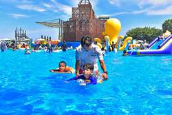 夏期限定！巨大な水遊びゾーン「ウォーターランドぷるぷる」