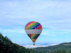 「子供無料で雲海も！上空30mから絶景を望む気球体験、長野県蓼科で開催」の写真