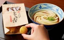 「丸亀製麺に夏限定「もも風味」の「うどーなつ」登場！累計2,600万食突破の新作」の写真