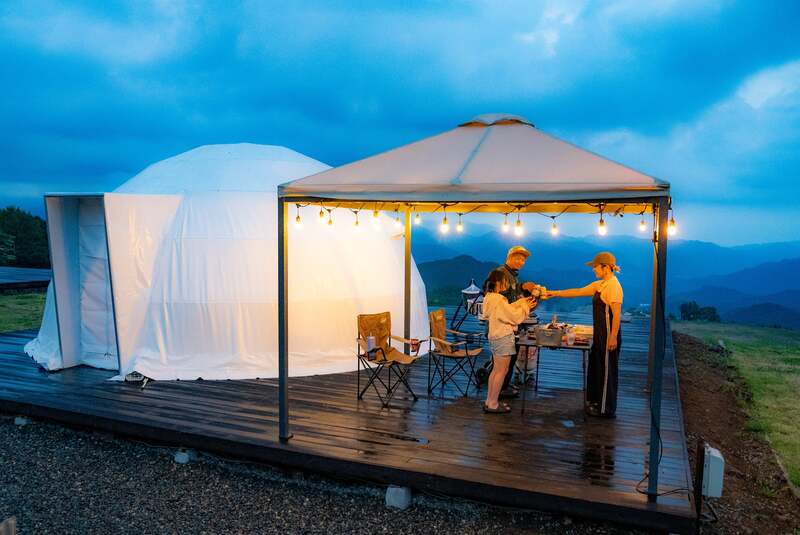 夜は屋外BBQ