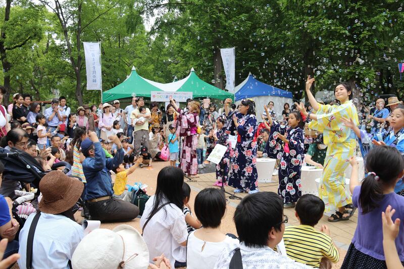 たくさんのシャボン玉と音楽、踊りの競演