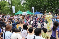 たくさんのシャボン玉と音楽、踊りの競演