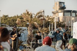 海風と音楽に酔いしれる地元アーティストのライブ・パフォーマンスイベント