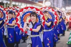 鳥取市に伝わる伝統的な傘踊り「しゃんしゃん傘踊り」も披露