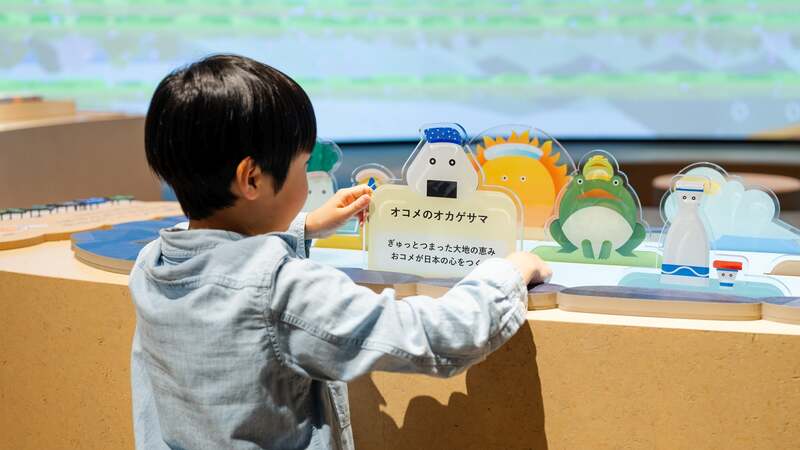 身の回りのあらゆるものが「オカゲサマ」として登場