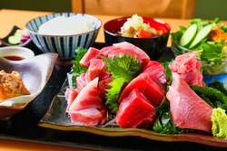 天然まぐろ爆盛り刺身定食