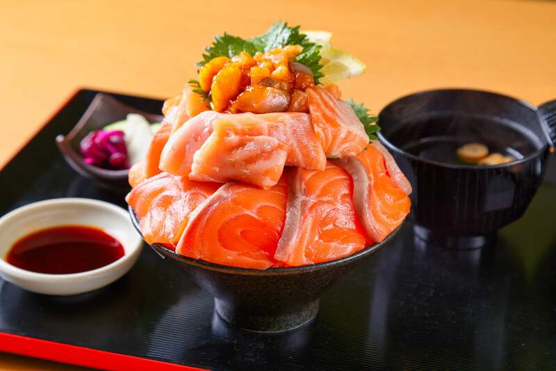 サーモンてんこ盛り丼