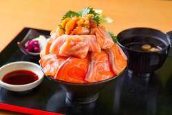 サーモンてんこ盛り丼
