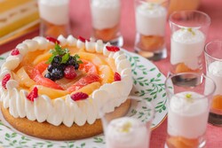 ショートケーキやロールケーキ、タルトなど、桃をふんだんに使用したケーキがラインナップ