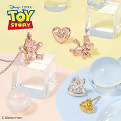 ロッツォ ネックレス（シルバー925・ピンクゴールドコーティング 23,100円／K18ピンクゴールド 154,000円）、バターカップ ピアス・ダッキー＆バニー ピアス（各33,000円）