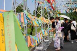 「巨大ビーム演出と縁日が横浜に！　臨港パーク＆パシフィコ横浜で2日間限りの七夕祭り」の写真