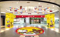 「くまのがっこう×ハローキティが初コラボ！東京駅一番街で限定グッズ先行発売」の写真