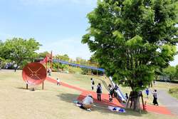 「5歳から参加OK！藍染に勾玉づくりが300円から　山梨・曽根丘陵公園で夏の体験イベント」の写真